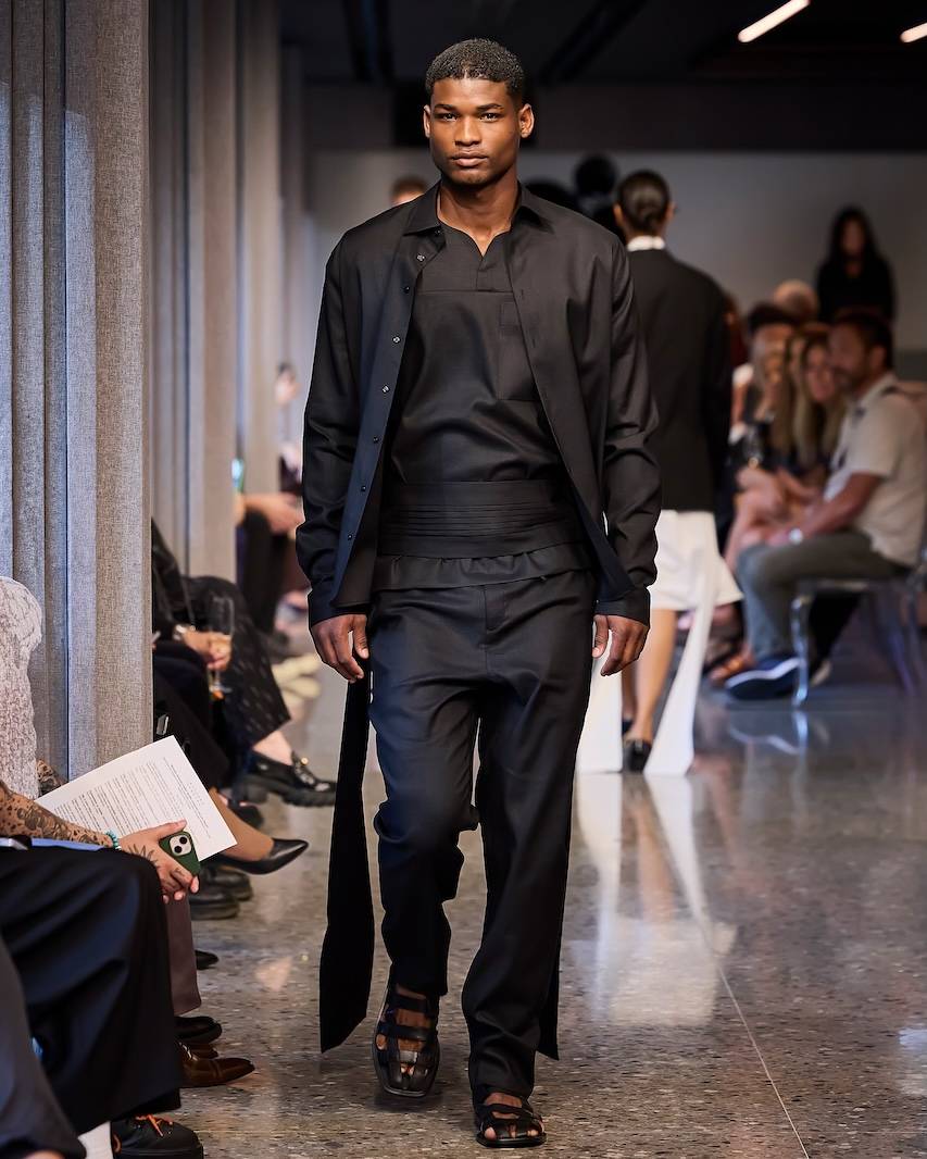 Look preto com obi marcando a cintura
