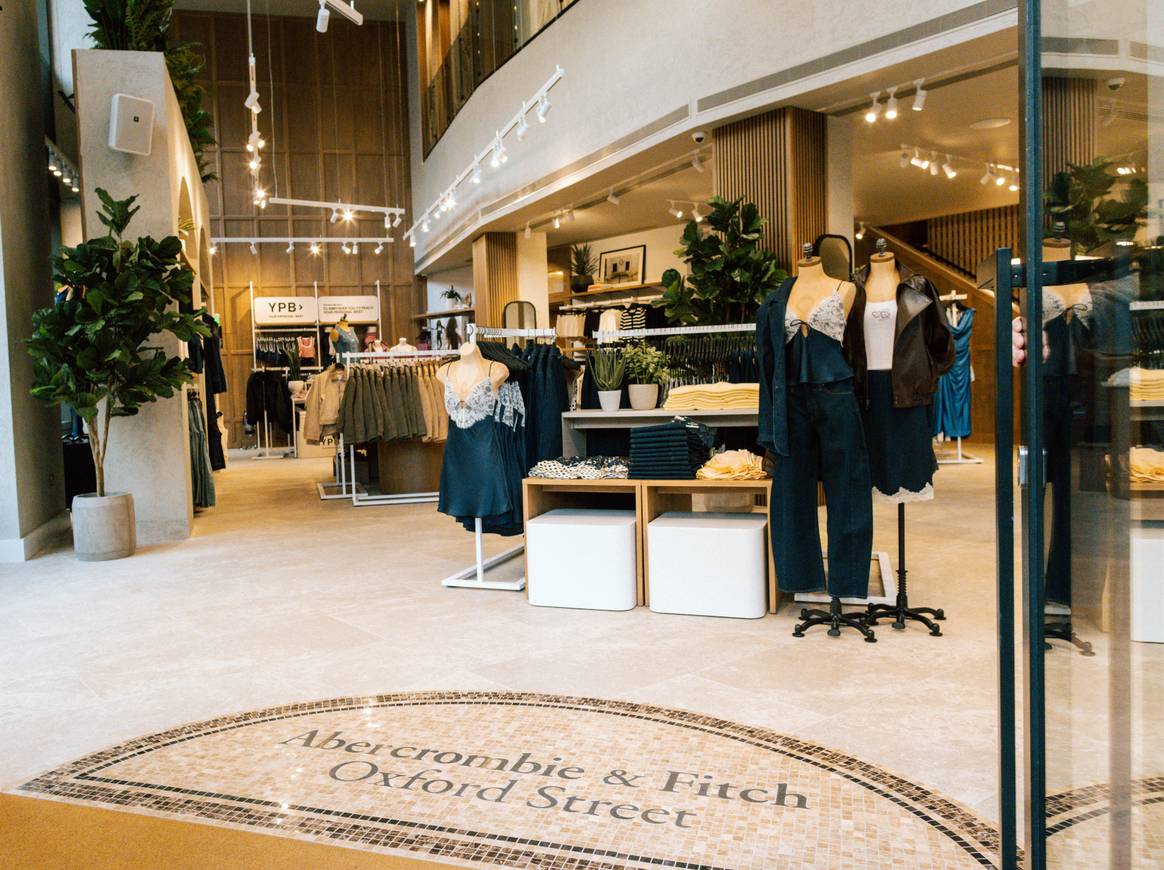 Das Interieur des neuen Abercrombie & Fitch-Stores in der  Oxford Street.