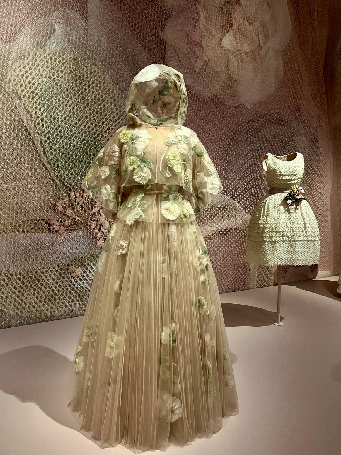 Ensemble Dans des fleurs van Maria Grazia Chiuri.