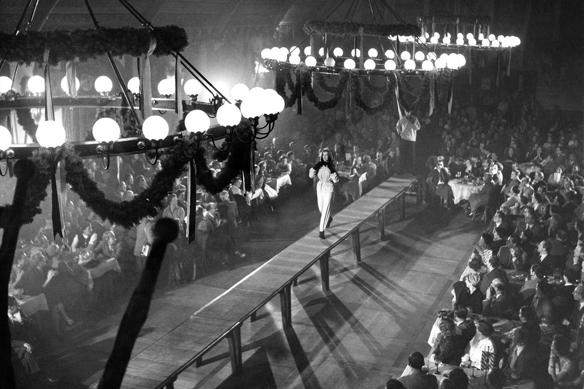 Bogner Modenschau im Münchner
Hofbräuhaus (1948). Foto via Bogner