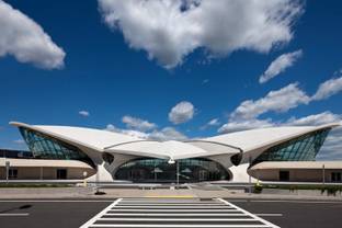 Louis Vuitton presenteert zijn cruise-collectie 2020 in het vernieuwde TWA Flight Center in New York