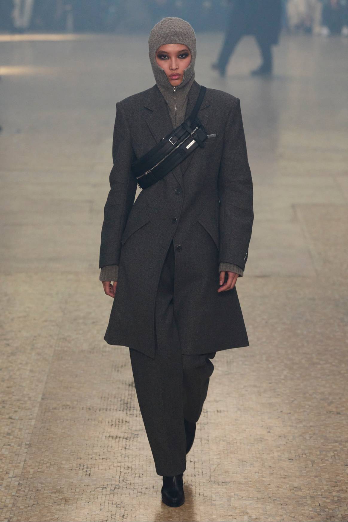 'Dark Gull Gray' bei Helmut Lang FW24/25.