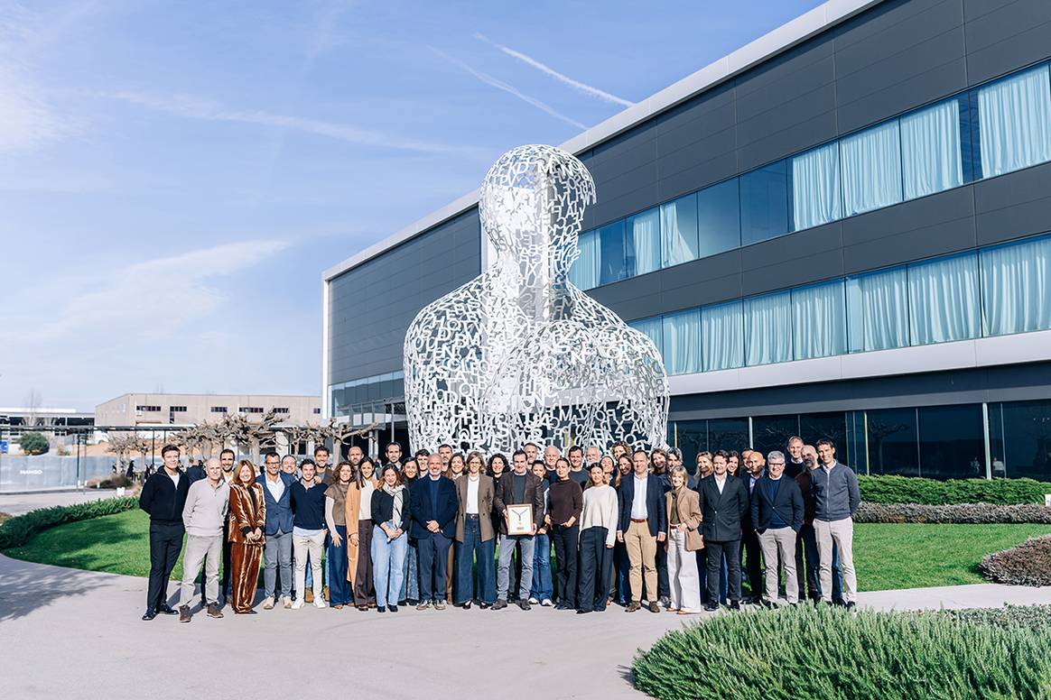 Fotografía de grupo del comité ejecutivo de Mango frente a la sede de la compañía en Palau-solità i Plegamans, Barcelona (España).