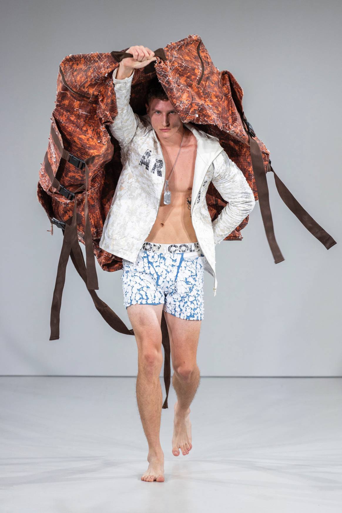 University of Applied Arts Vienna Show Modeklasse 2024, a look by second-year student Leon Cole.