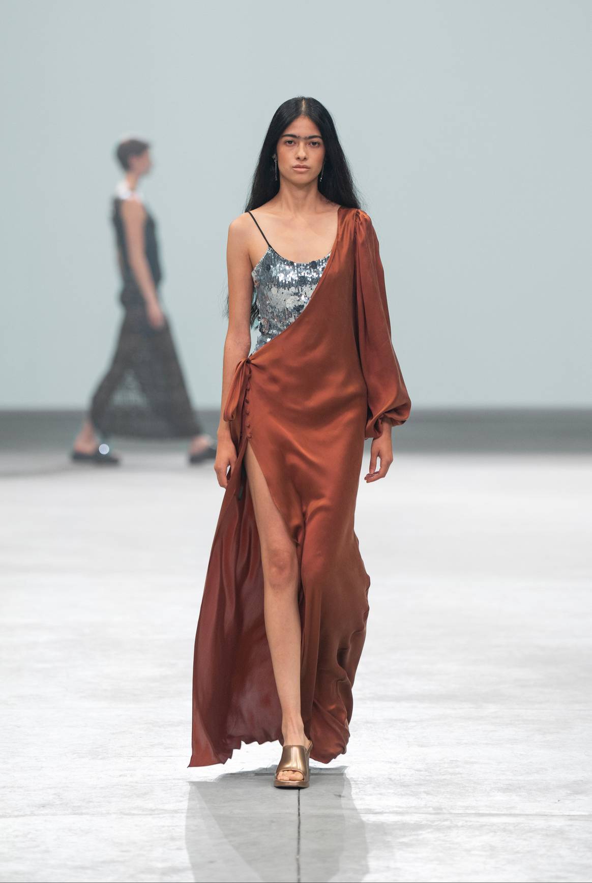 Metálicos no faltaron, ya sea como looks completos o complementando otras texturas.