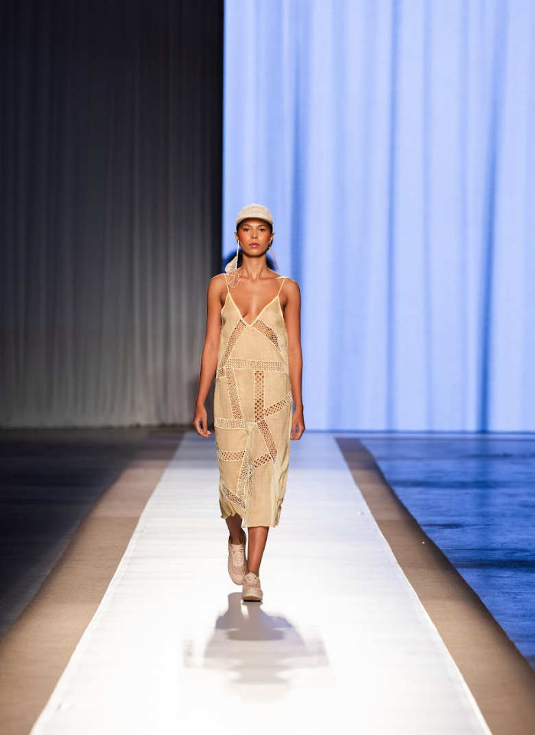 O vestido Catarina Mina tem inserções de renda formando desenhos geométricos