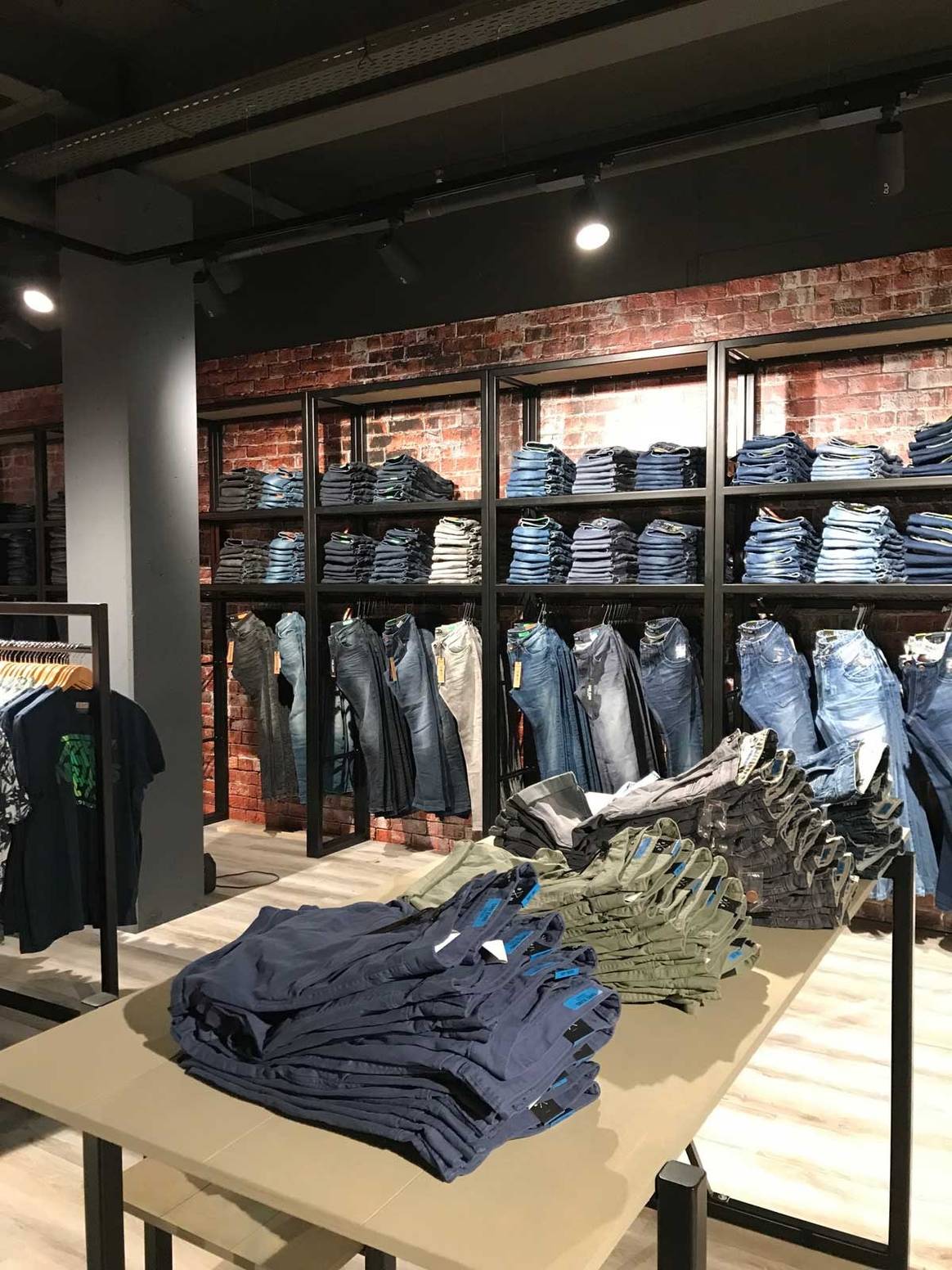 Het succes van Okay Fashion & Jeans: “Je moet je boerenverstand gebruiken”