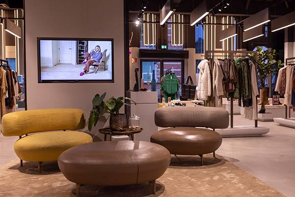 Omoda test nieuw winkelconcept en heropent winkel in Amsterdam