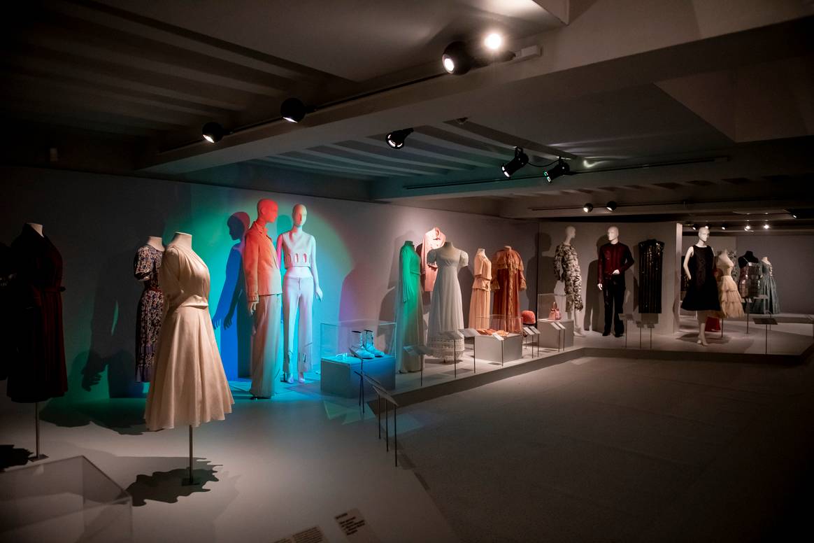 In Beeld: Modemusem Hasselt duikt in eigen collectie voor tentoonstelling ‘Dress.Code’