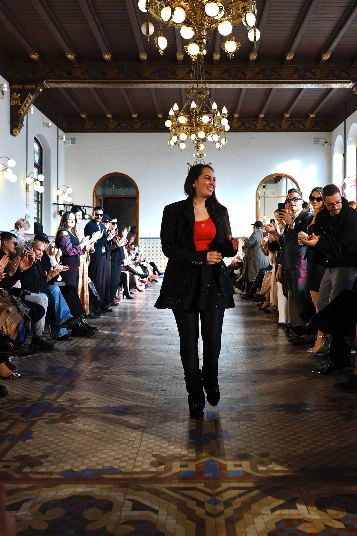 La diseñadora Paloma Suárez al final de su desfile.