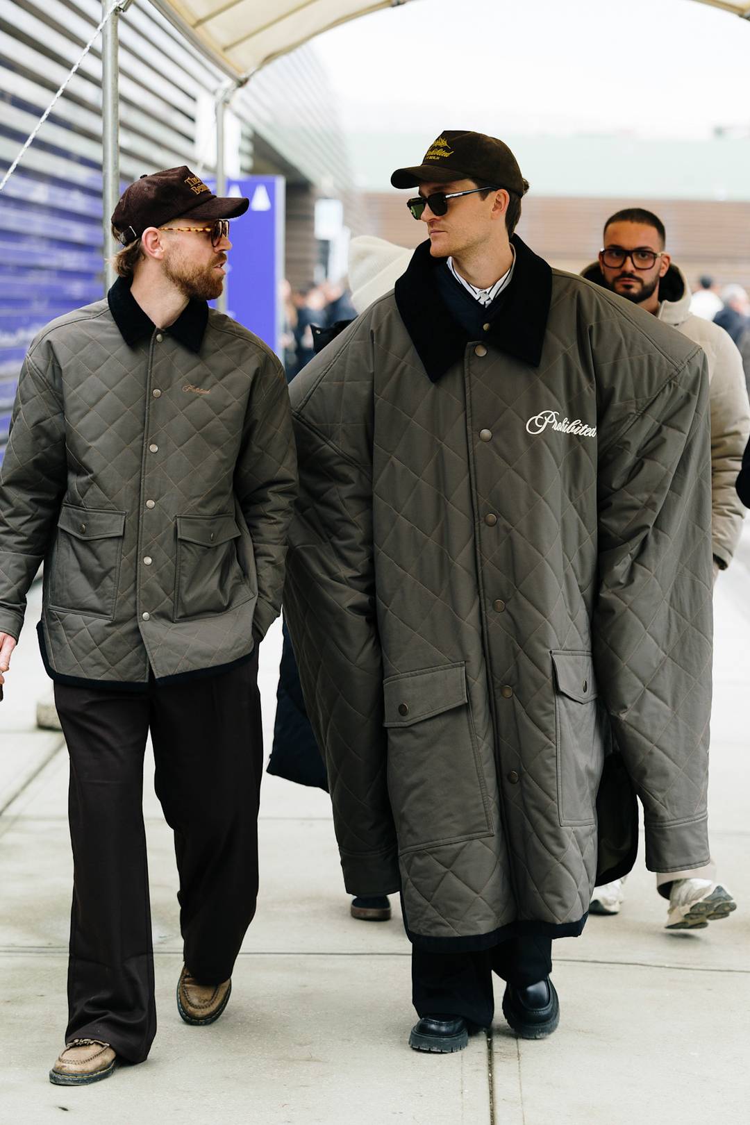 Patrick Reimann (a sinistra) e Philip Krause con la giacca '10XL' di Prohibited a Pitti Uomo