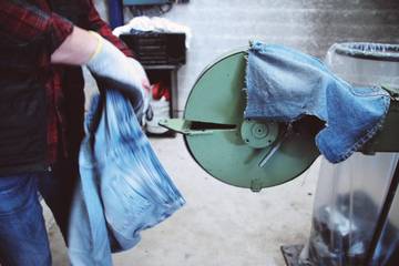 Mud Jeans test met reparaties en verstelwerk