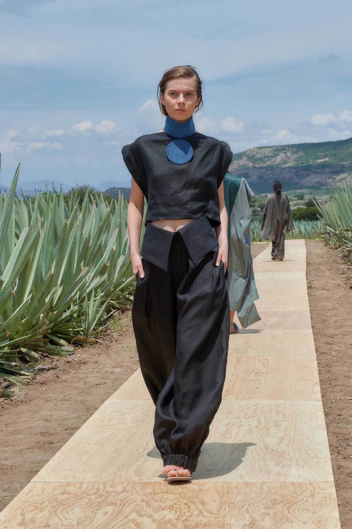 Pantalones con marcada inspiración geométrica.