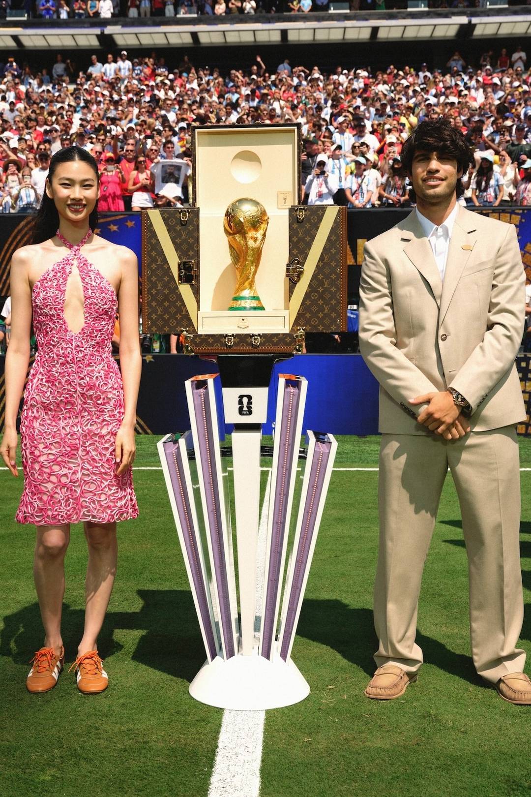 Carlos Alcaraz e Hoyeon, ambassador di Louis Vuitton, alla presentazione della Coppa del Mondo nel suo baule Louis Vuitton prima dell'inizio della finale tra Argentina e Spagna.
