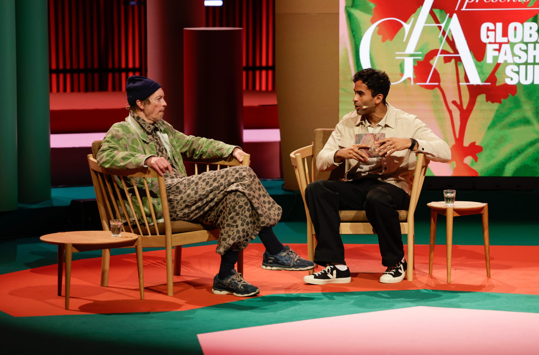 Presentator Nadir Nahdi (rechts) in gesprek met ontwerper Henrik Vibskov.