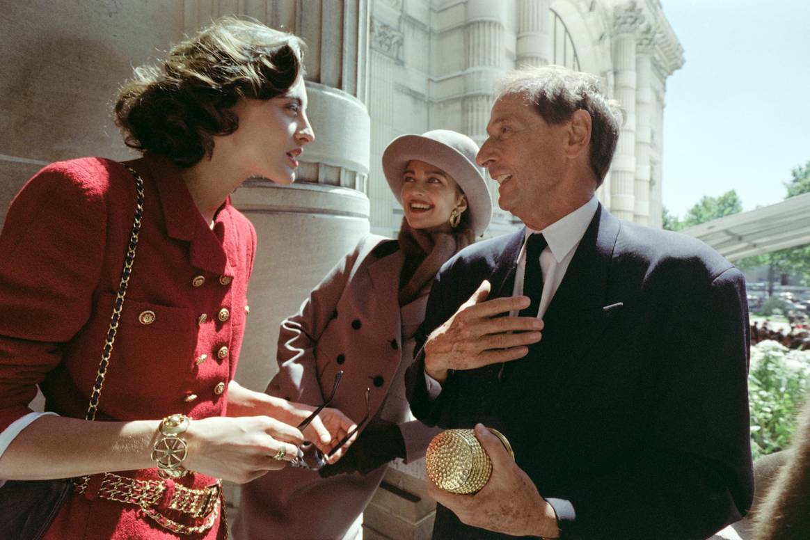 Das französische Model Inès de La Fressange und der Designer Marc Bohan, 1988.