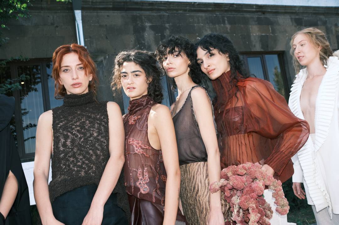 Backstage della sfilata di Ruzane alla Yerevan Fashion Week.
