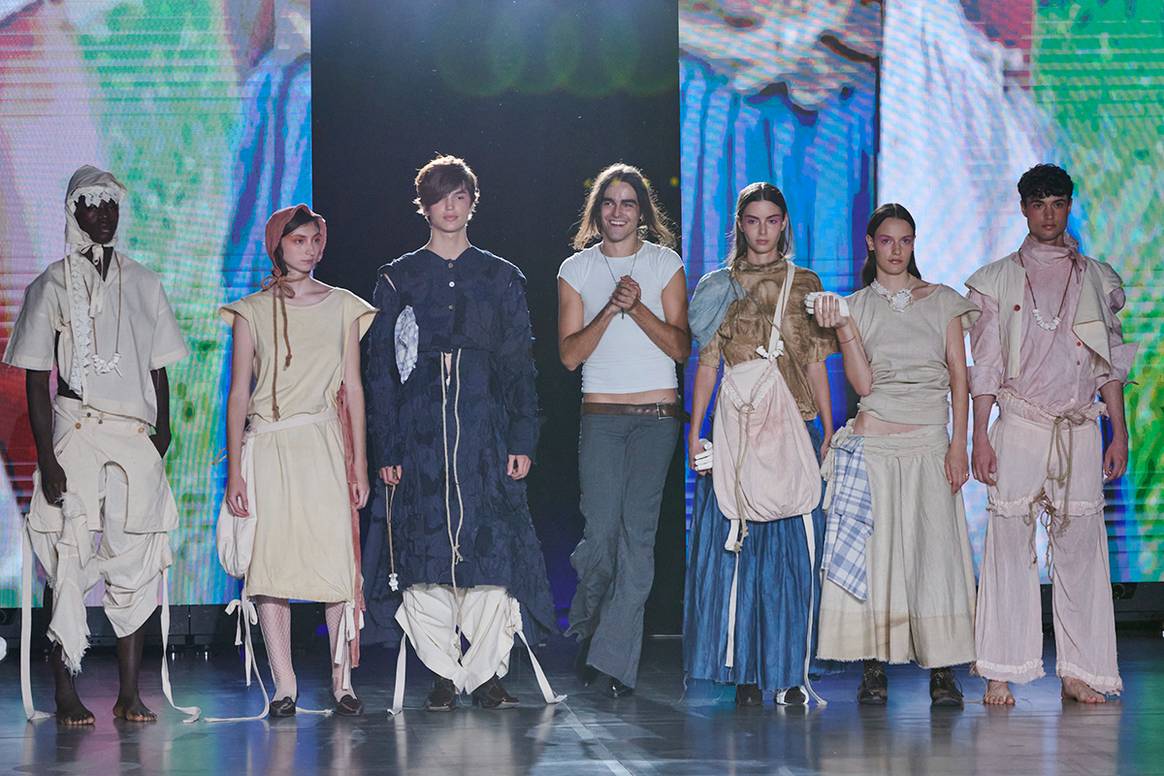 Créditos: El diseñador recién graduado Marcos Escobar junto al conjunto de los estilismos de su colección “Jano Bikoitza”, premio a la Mejor Colección de final de grado. Fashion Show 2023 del IED Madrid, fotografía de cortesía, por Pablo Paniagua.