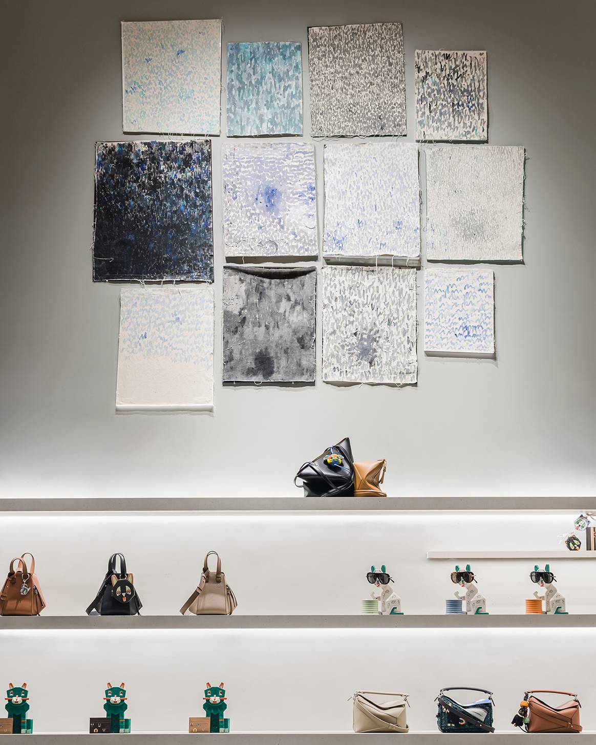 Tienda de Loewe en el número 48 de la Avenue Montaigne de París (Francia).