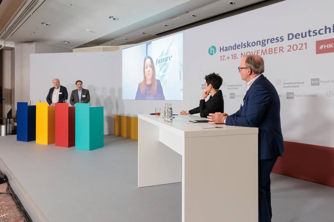 von links: Andreas Bartmann, GF Globetrotter, Wilhelm Josten, CEO Butlers, Screen: Vanessa Stützle, Moderatorin Dunja Hayali, HDE-Hauptgeschäftsführer Stefan Genth 4. Armin Laschet. Bild: HDE