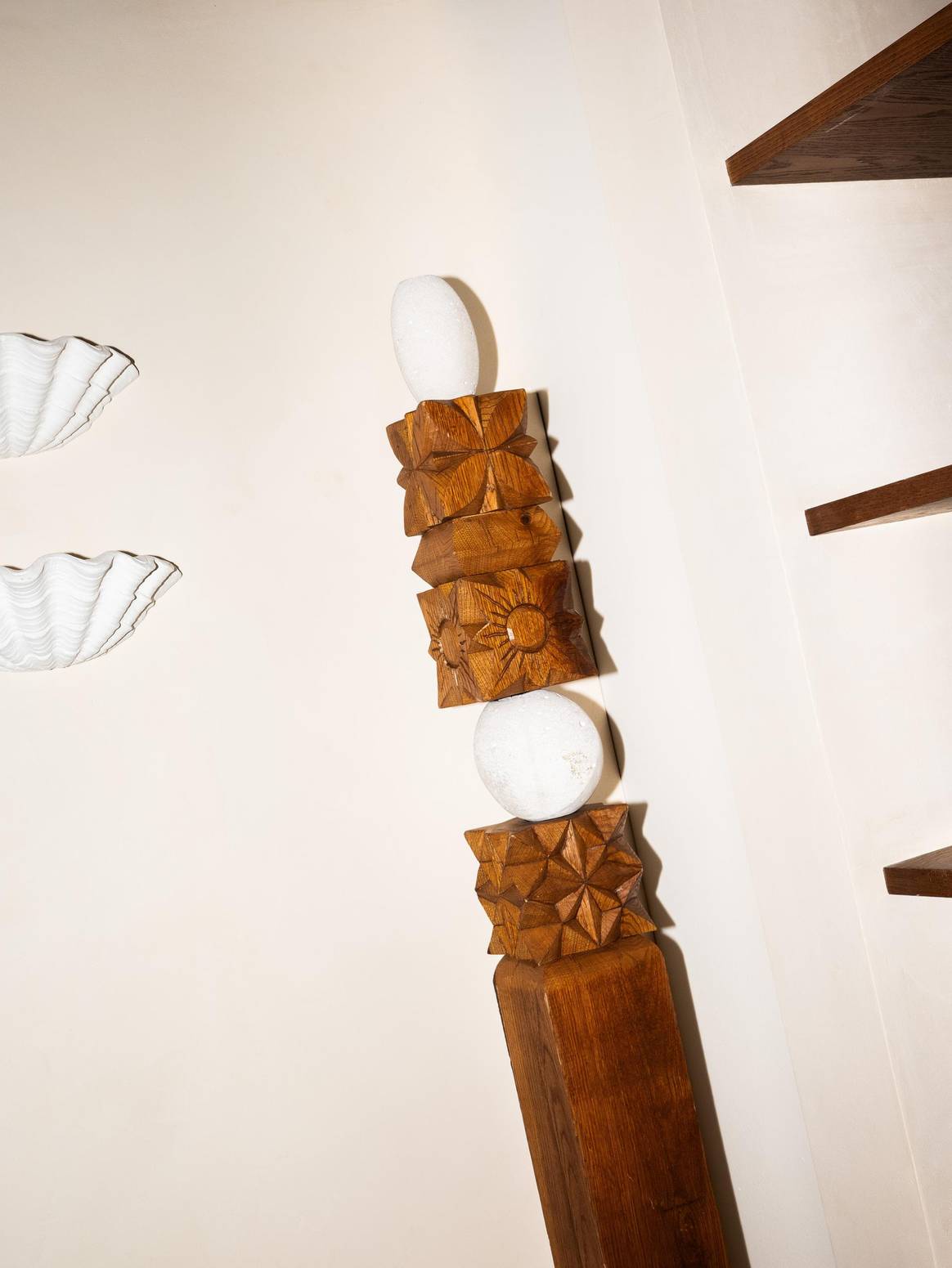 Un totem en bois sculpté à la main est installé au centre de l’espace, orné des symboles Kopjafa, emblèmes de la maison, hommage au patrimoine et à l’artisanat hongrois.