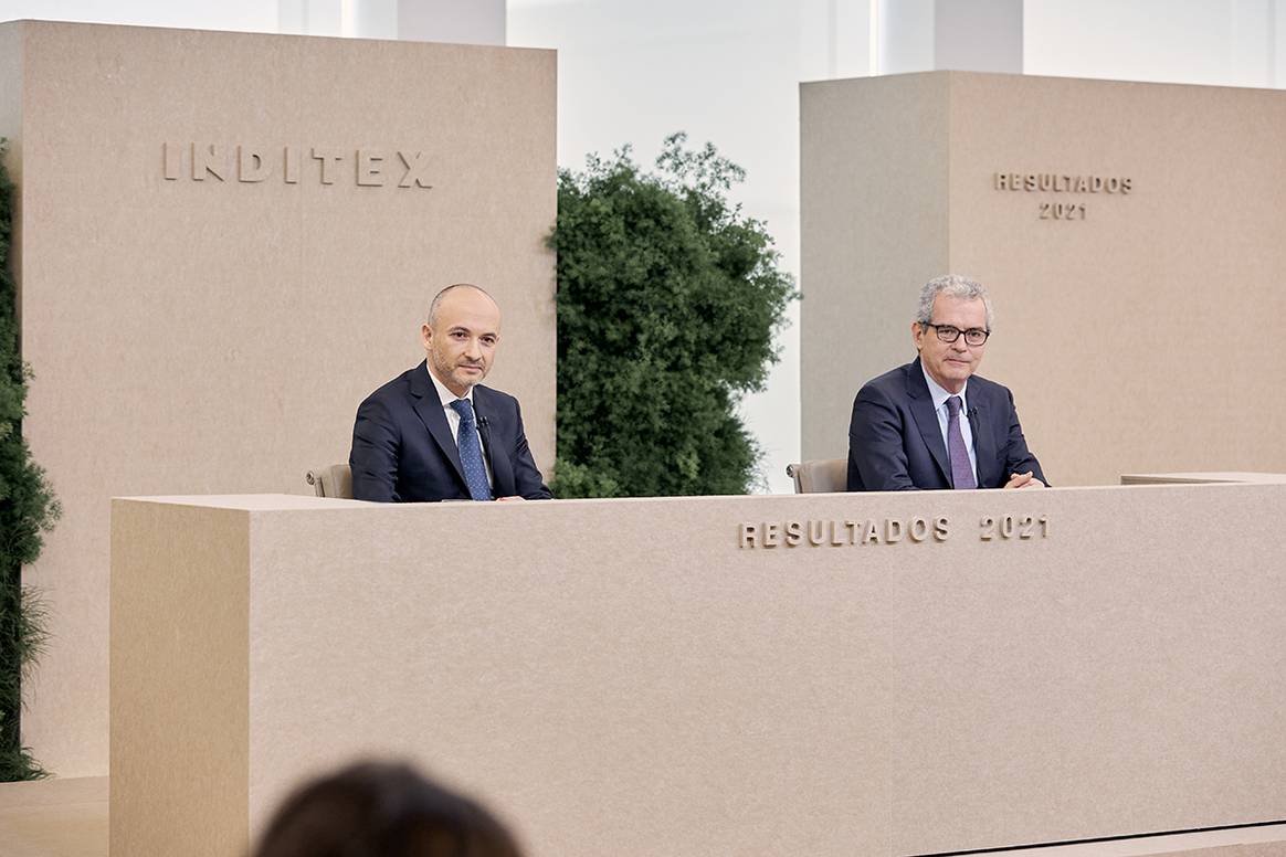 Photo Credits: Pablo Isla, expresidente de Inditex, y Óscar García Maceiras, actual director ejecutivo, durante la presentación de los resultados anuales de Inditex del ejercicio de 2021.