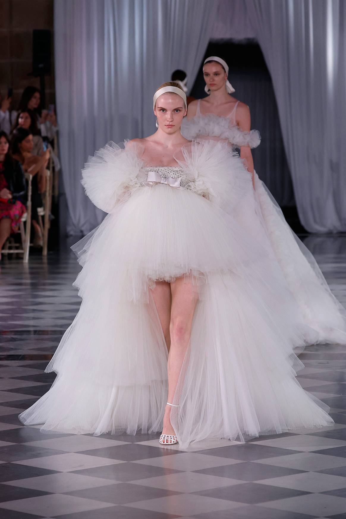 Desfile de Giambattista Valli en la “Bridal Night” de la Barcelona Bridal Fashion Week de abril de 2024.