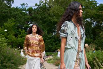 Video: Munthe SS26 modeshow - plantaardige kleurstoffen en natuurlijke inspiratie