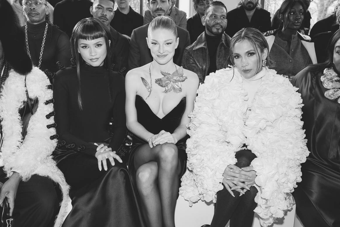 Zendaya, Hunter Schafer e Jennifer López alla sfilata haute couture SS24 Schiaparelli