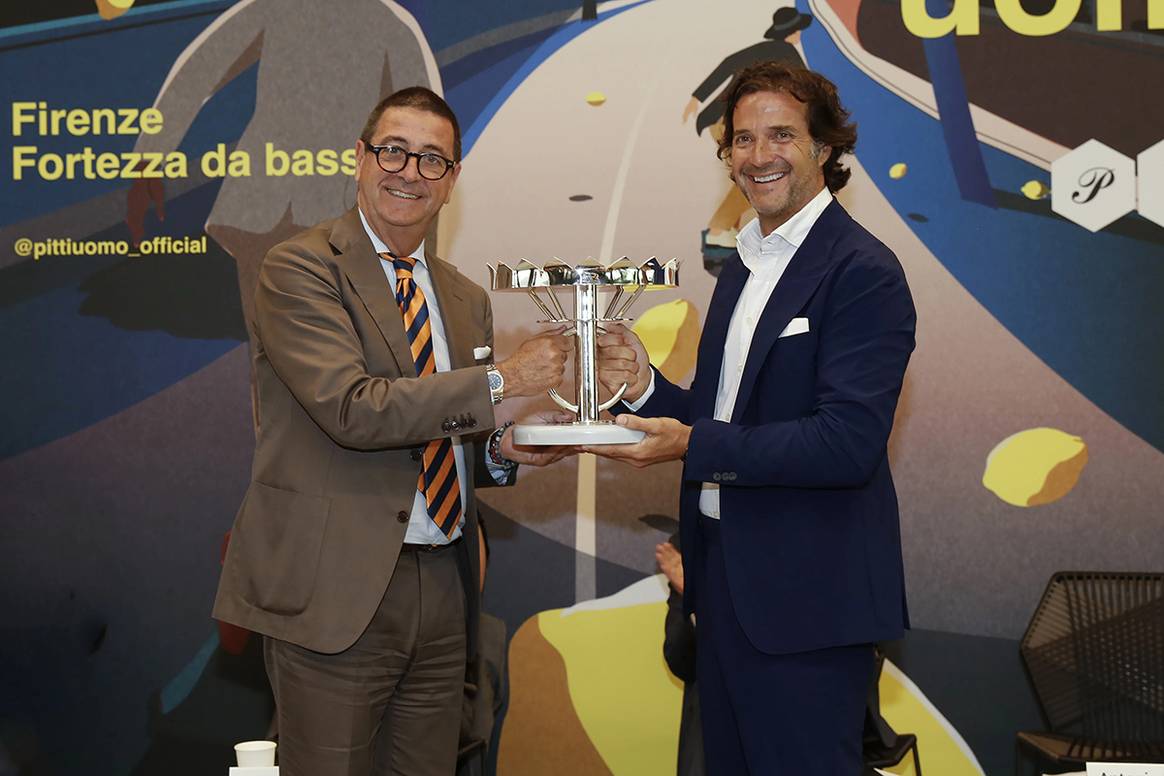 Javier Goyeneche, fundador y director ejecutivo de Ecoalf, recibiendo el premio Pitti Immagine Uomo Award 2024 durante la edición de junio de 2024 de Pitti Uomo.
