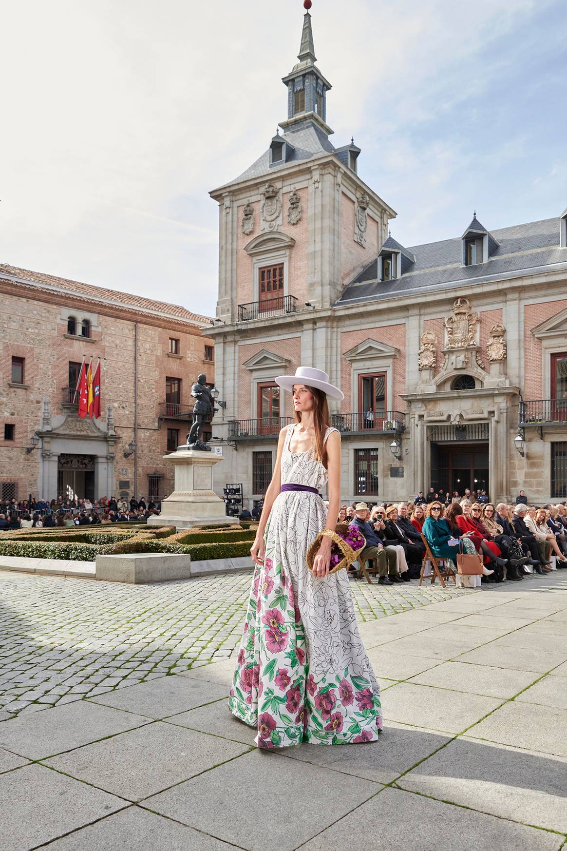 Desfile inaugural en la plaza de la Villa de Madrid de Madrid es Moda, celebrado el jueves 13 de febrero de 2025 en Madrid (España).