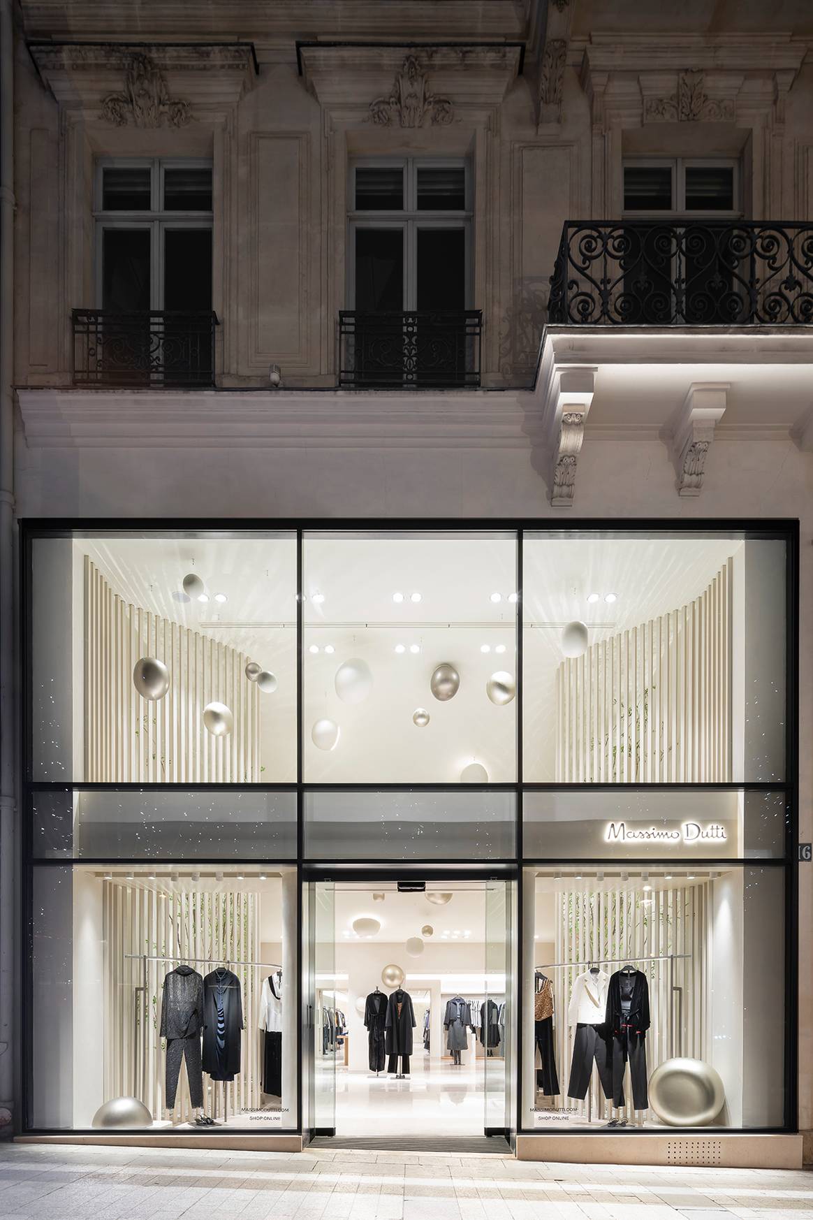 Tienda de Massimo Dutti de la avenida de los Campos Elíseos de París (Francia).