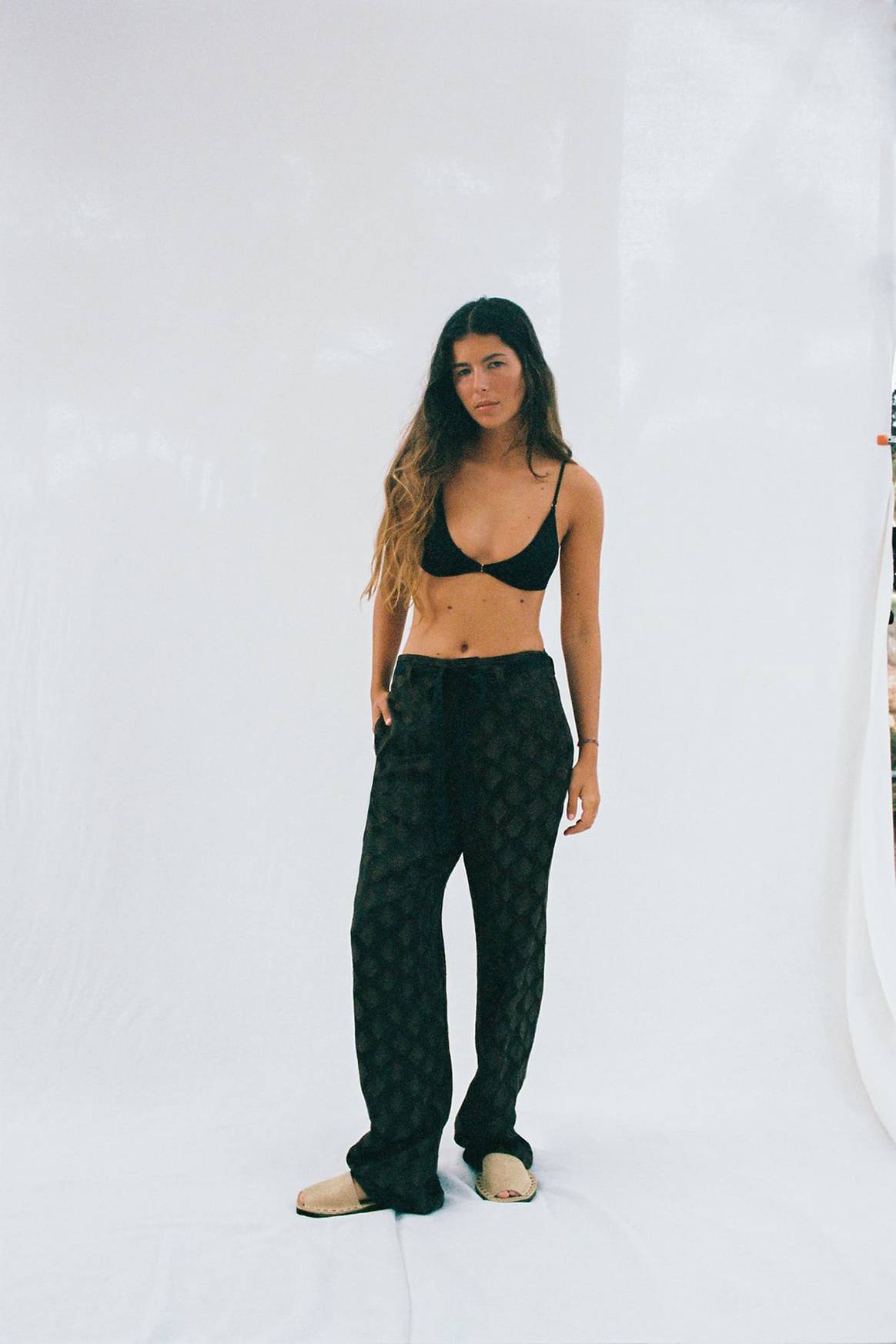 Photo Credits: Sandalia tipo abarca de la colaboración de Zara con Ria Menorca.
