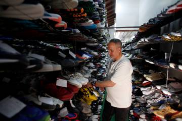    "Empreintes de vie" : en Equateur, les histoires d'une immense collection de baskets