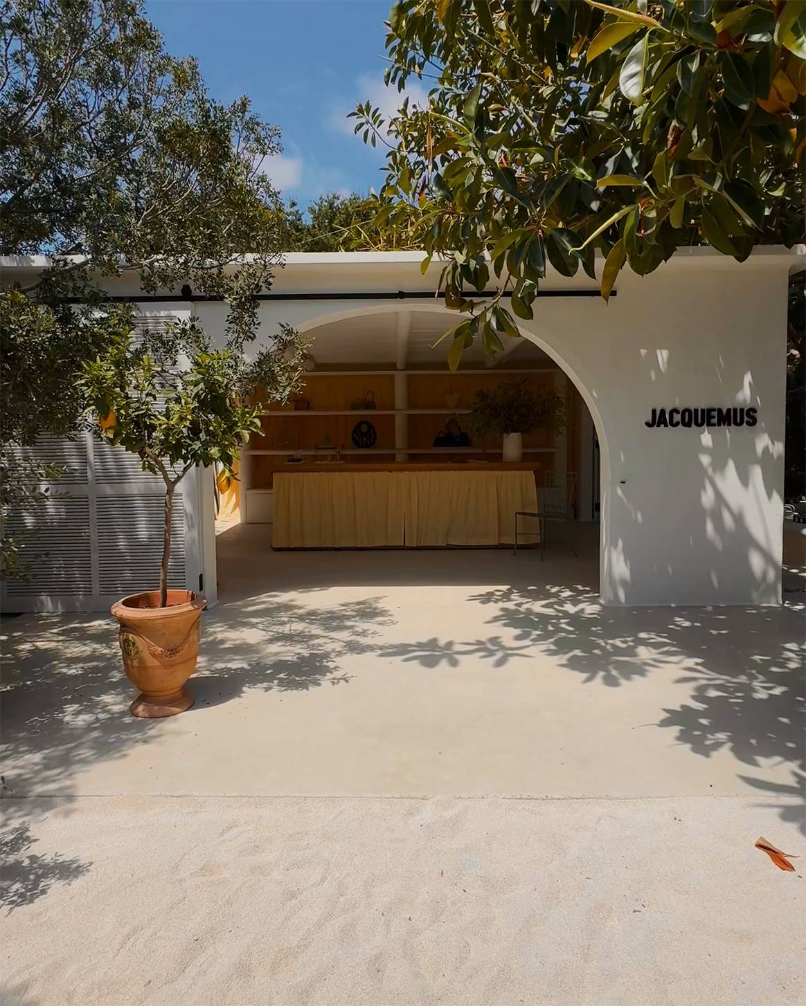 Pop-up de Jacquemus en Casa Jondal, Ibiza (España).