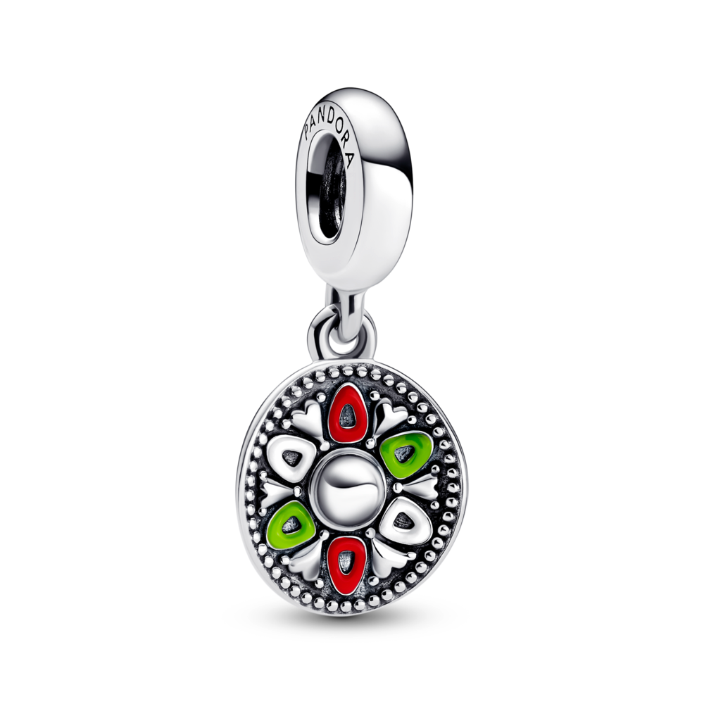 El ala amplia está decorada con corazones y patrones triangulares alternados en los colores nacionales mexicanos .