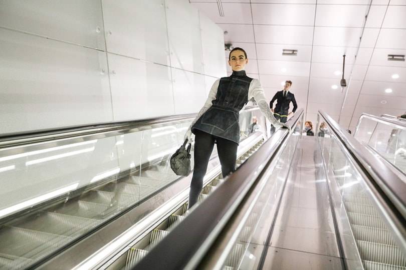 Nietsvermoedende reizigers verrast met G-Star Raw show in Amsterdamse metro