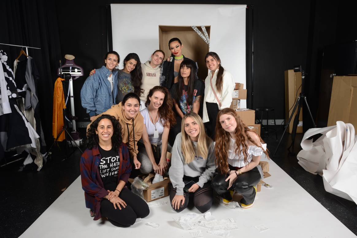 Juanita Crary junto a sus alumnos en The Miami International University Of Art and Design.
