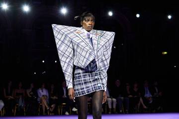 Haute Couture Fashion Week : géométrie variable chez Viktor et Rolf