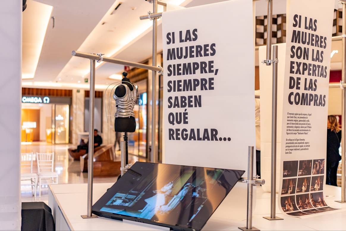 La exposición presenta tanto las frases icónicas como los comerciales.