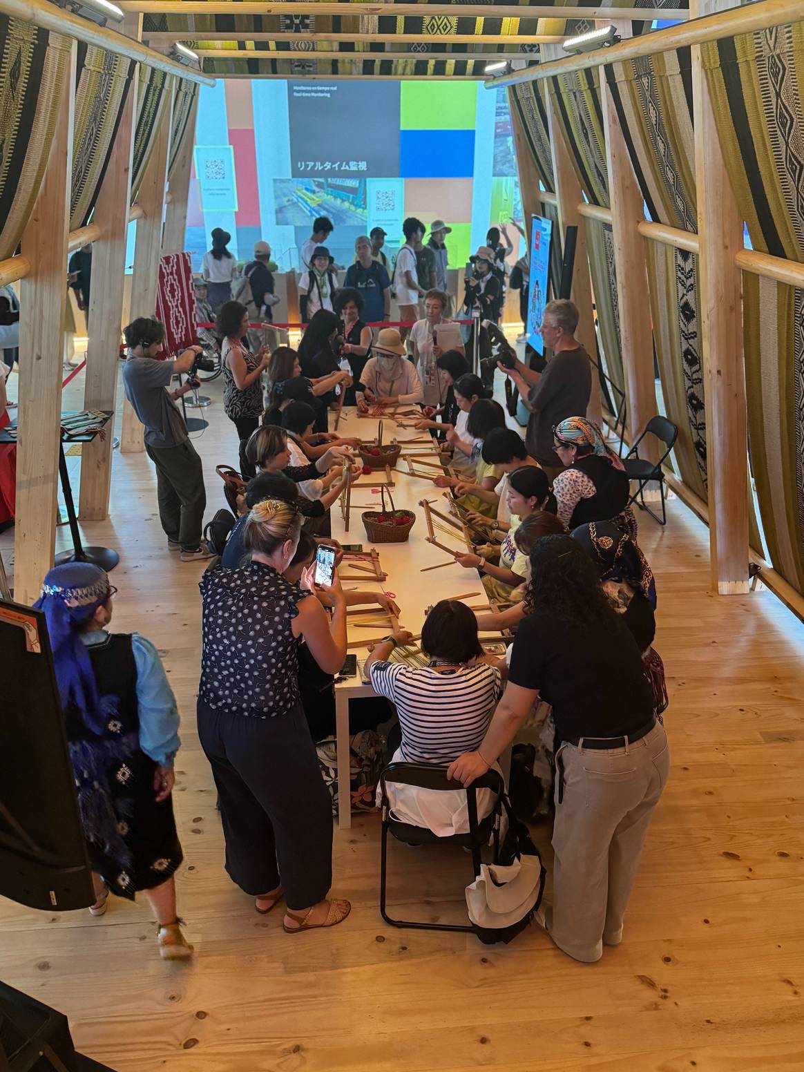Tejedoras mapuche ofrecieron un taller de telar en Expo Osaka 2025.