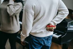 Umfrage: Gut jede:r Zweite will bei Weihnachtsgeschenken sparen