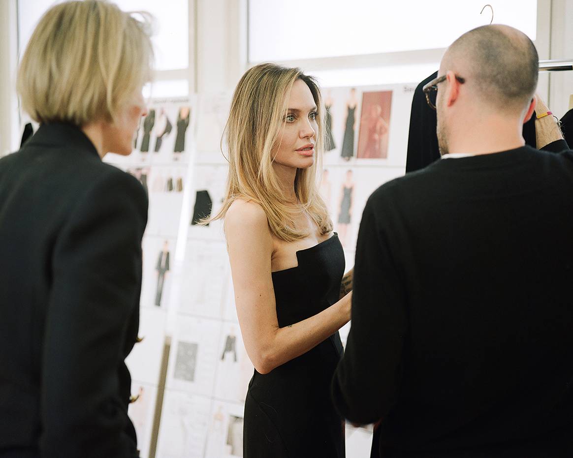 Photo Credits: Angelina Jolie junto a Gabriela Hearst durante el proceso de diseño de la cápsula “Chloé x Atelier Jolie”. Chloé, fotografía de cortesía.