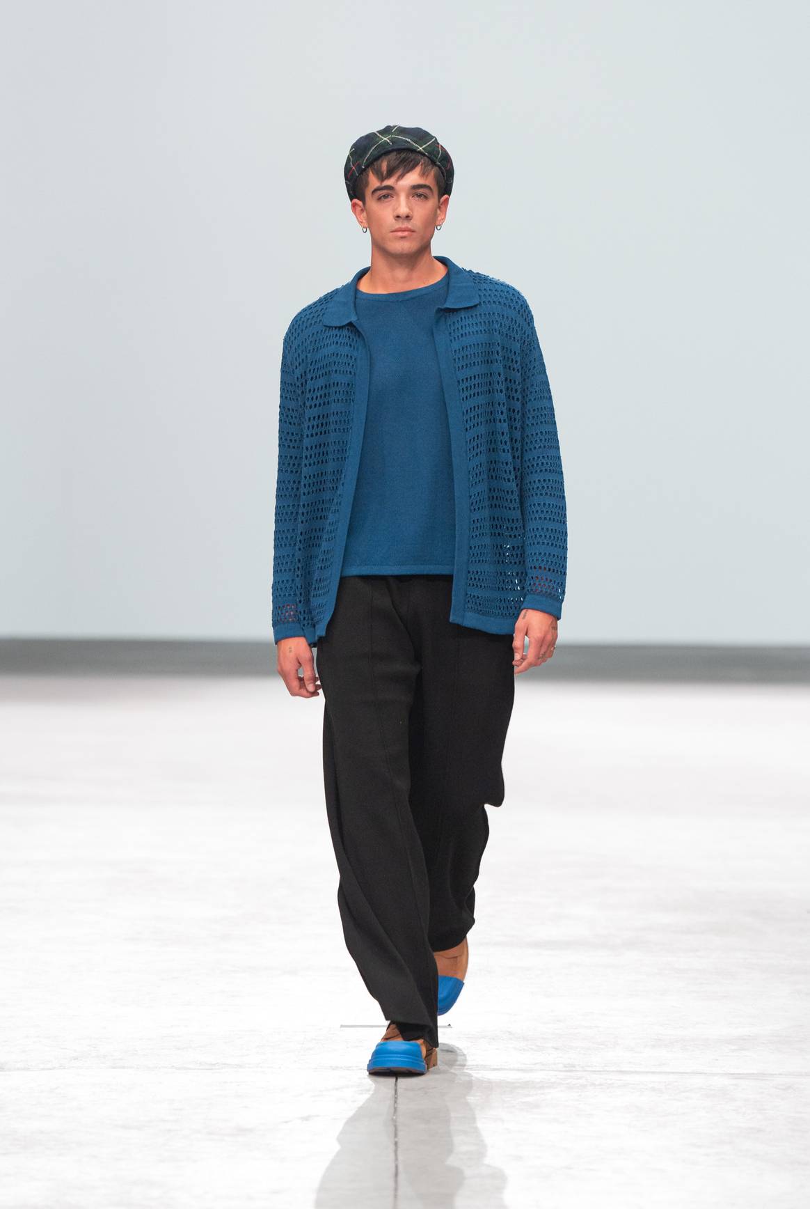 El calzado también fue clave para lograr un contraste, como zapatos de suela de caja bicolor, la mitad frontal de un color y la trasera de otro