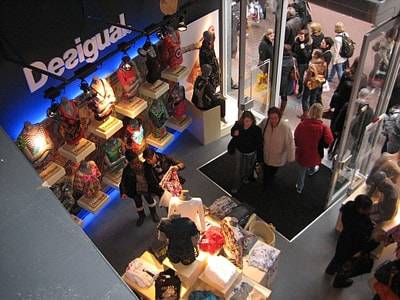 Desigual despliega su universo con el "Dshop"