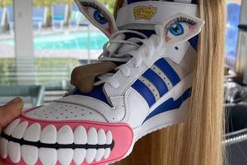 Новый дизайн кроссовок Adidas с человеческим лицом вызвал споры