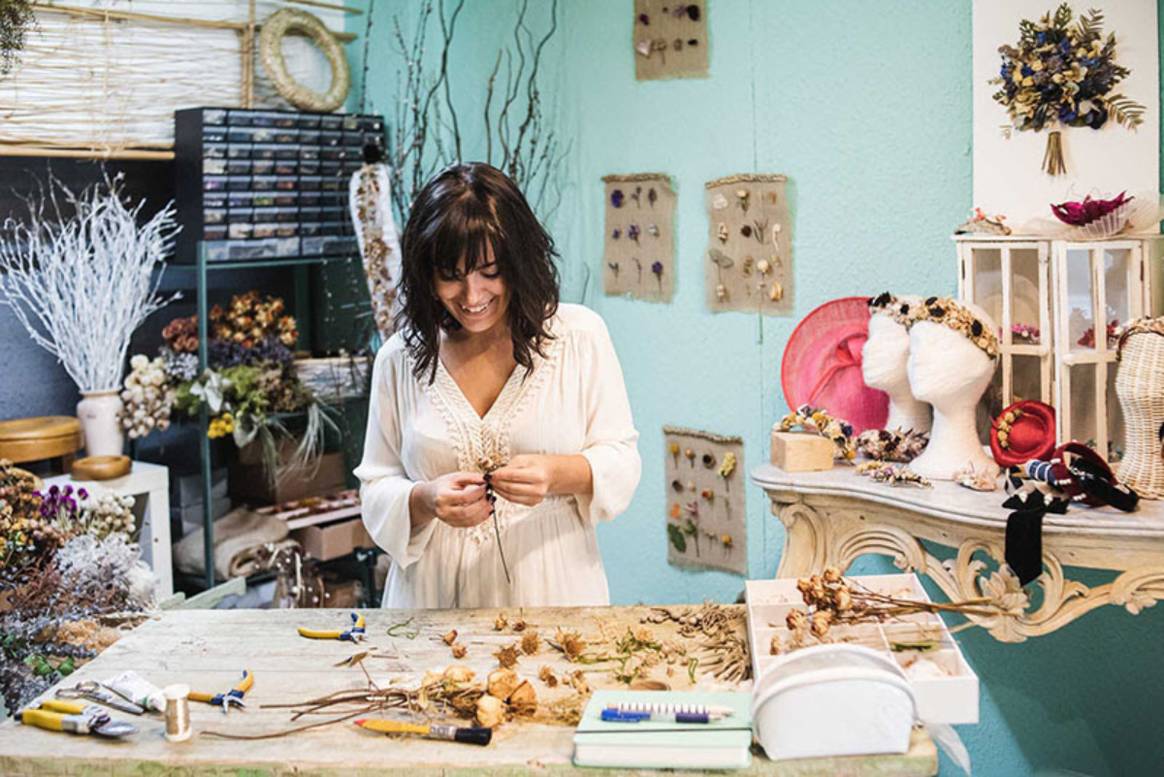 Diademas con efecto turbante, el accesorio que arrasa tanto en novias como en invitadas