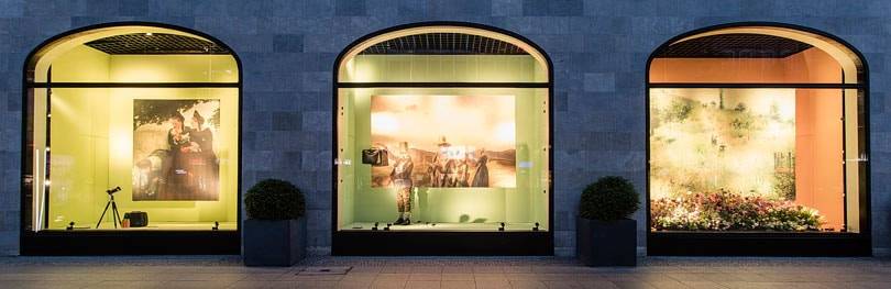 In Bildern: KaDeWe spiegelt Wanderlust in Schaufenstern wider