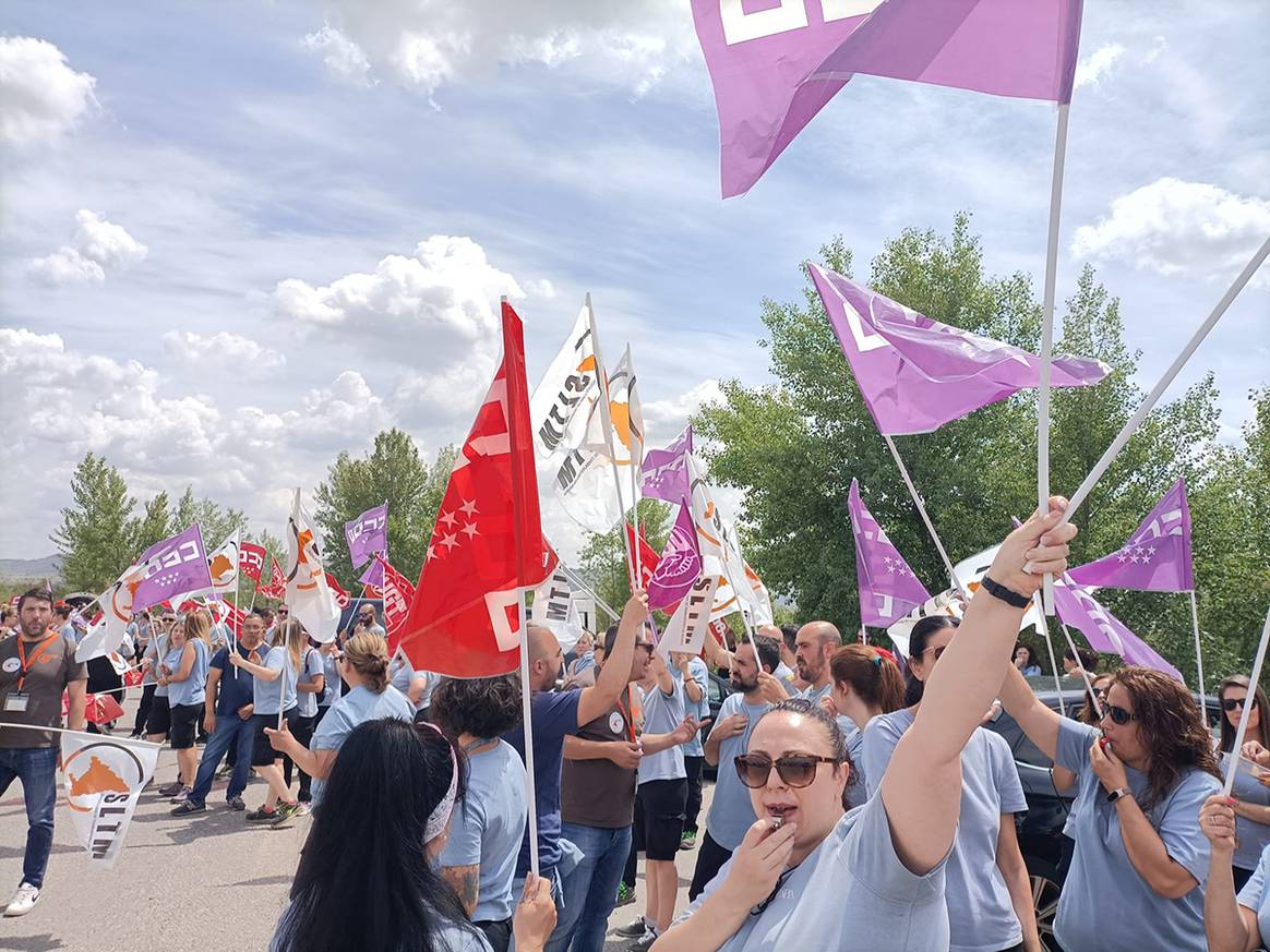 Photo Credits: Trabajadores de Plataforma Logística Meco, filial de Inditex, durante las concentraciones convocadas el 25 de mayo de 2023 frente a las instalaciones del centro logístico. CCOO, SLTM y UGT Inditex Meco.