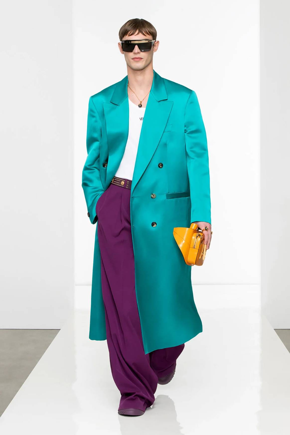 Photo Credits: Versace, colección masculina para la temporada Otoño/Invierno 2022/2023 FW22. Versace, página oficial.